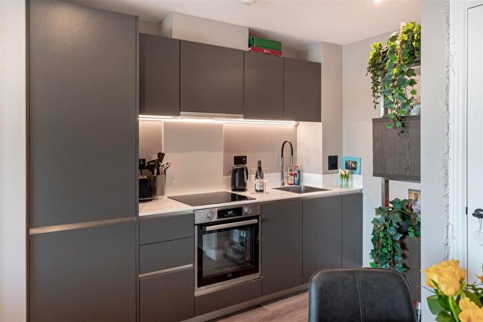 2 Bedroom Apartment For Sale In Springwell Gardens, Leeds, LS12