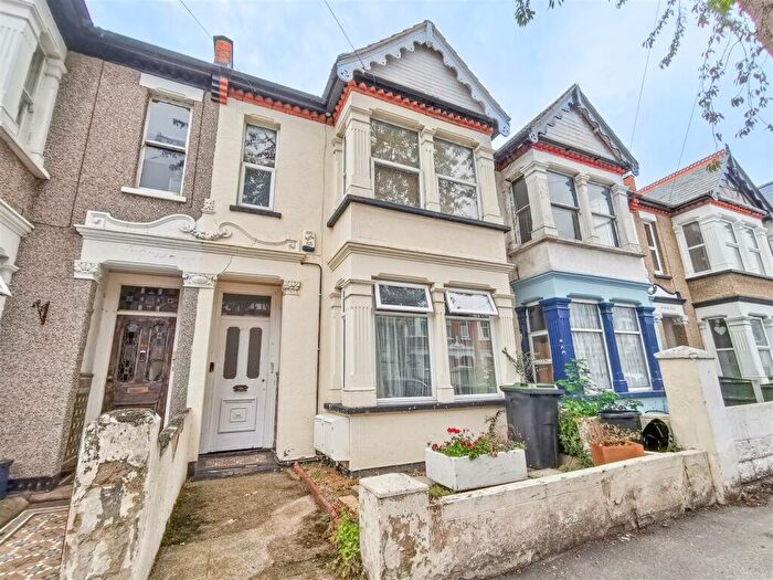 2 Bedroom Flat To Rent In Burdett Avenue, Westcliff On Sea, Essex, SS0