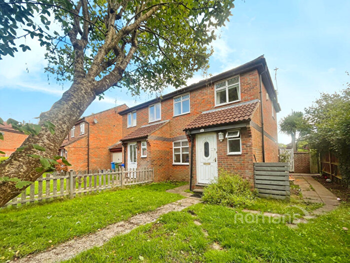 3 Bedroom Semi-Detached House For Sale In Maskell Way, Farnborough, Hampshire, GU14