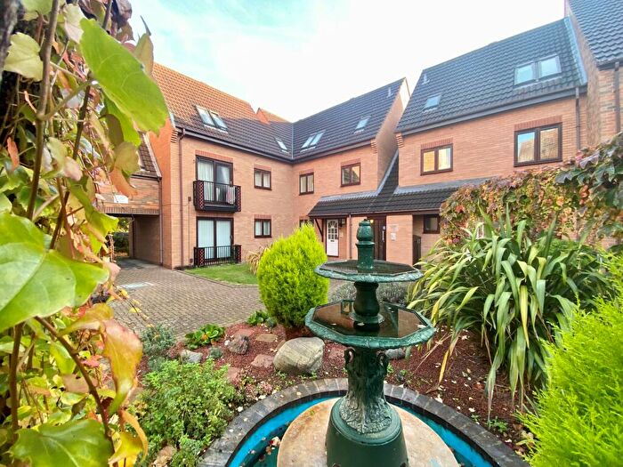 1 Bedroom Flat To Rent In Flamingo Court, Castle Marina, NG7