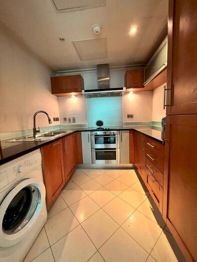 2 Bedroom Flat To Rent In Discovery Dock Apartments East, South Quay Square, Canary Wharf, London, E14