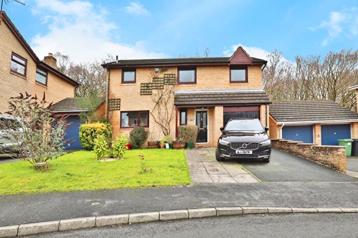3 Bedroom Detached House For Sale In Eaton Hill, Leeds, LS16