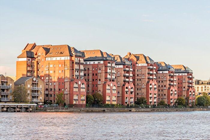 3 Bedroom Flat To Rent In William Morris Way, London, SW6