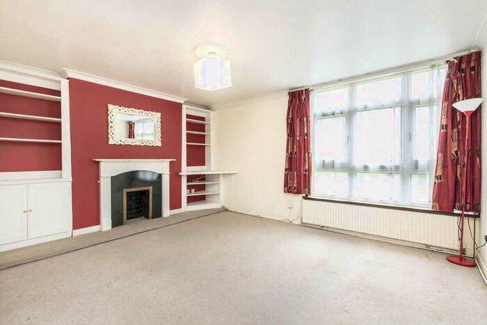 3 Bedroom Flat To Rent In Woking Close, London, SW15