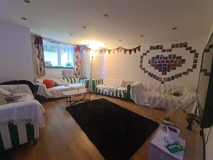 10 Bedroom House To Rent In Headingley Avenue, Leeds, LS6