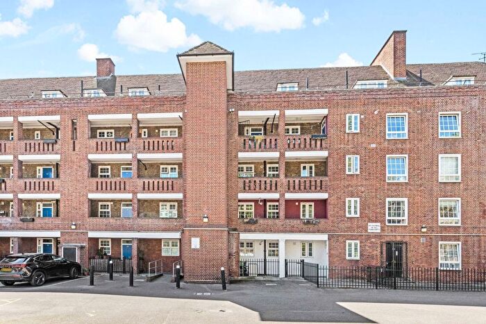 3 Bedroom Flat To Rent In Stockwell Gardens, Stockwell, SW9