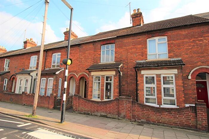 3 Bedroom Terraced House To Rent In Roff Avenue, Bedford, MK41