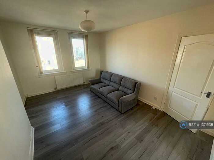2 Bedroom Flat To Rent In Belmont Drive, Shotts, ML7