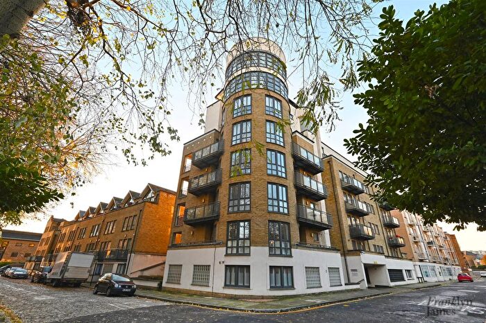 2 Bedroom Flat To Rent In Queens Court, Limehouse, E14