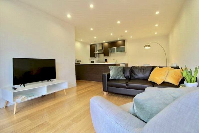 2 Bedroom Apartment To Rent In Christian Street, London, Uk, E1