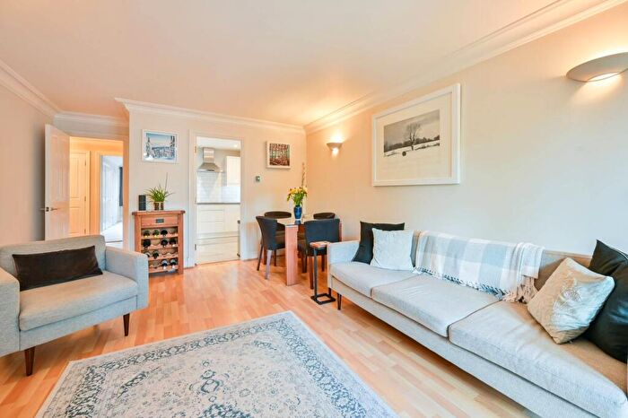 3 Bedroom Flat To Rent In Rotherhithe New Road, Rotherhithe, London, SE16