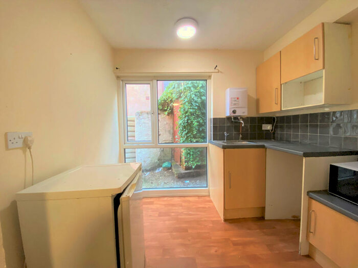 Flat To Rent In Adelphi Street, Preston, Lancashire, PR1