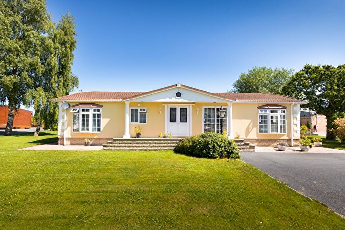 3 Bedroom Mobile/park Home For Sale In Cliffe Country Lodges, Cliffe Common, Selby, North Yorkshire, YO8