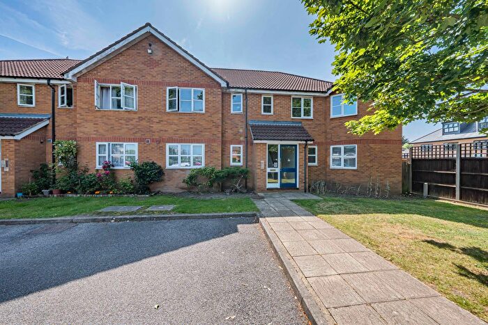 2 Bedroom Flat For Sale In Homefield Close, Hayes, Middlesex, UB4