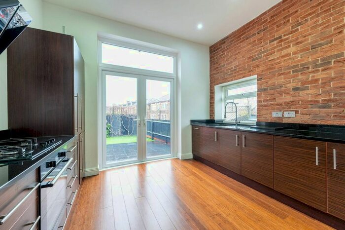 3 Bedroom Flat To Rent In Croydon Road, Penge, London, SE20