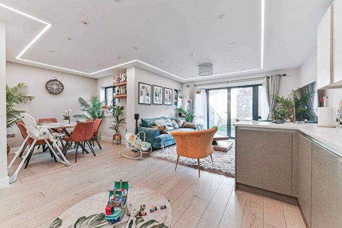 3 Bedroom Flat For Sale In Russell Green Close, Purley, CR8