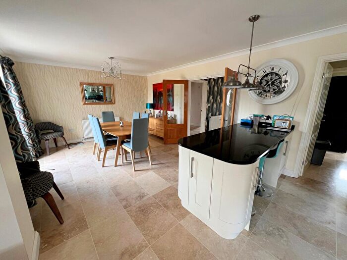 4 Bedroom Chalet For Sale In York Avenue, New Milton, Hampshire., BH25