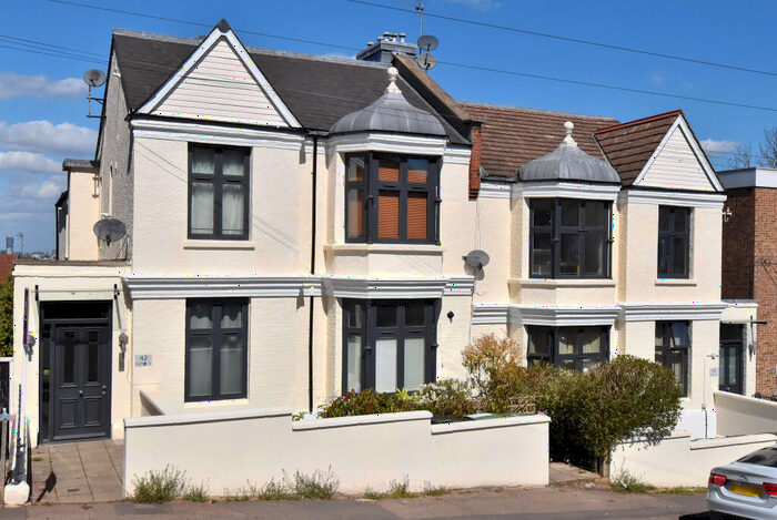 2 Bedroom Flat To Rent In Canonbie Road, SE23