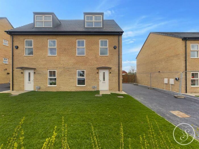 4 Bedroom Semi-Detached House To Rent In Roche Avenue, Leeds, LS14