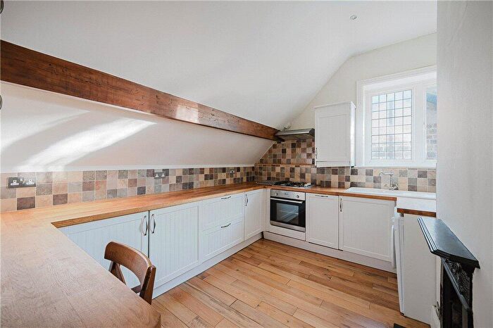 2 Bedroom Apartment For Sale In Langcliffe Avenue, Harrogate, North Yorkshire, HG2