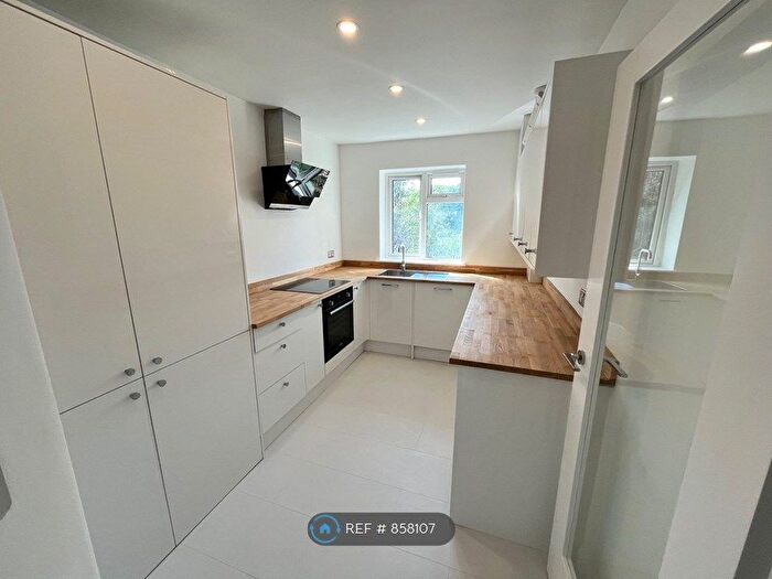 2 Bedroom Flat To Rent In Beckenham Grove, Bromley, BR2