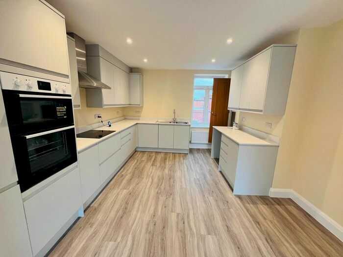 3 Bedroom Flat To Rent In Lampton Road, Hounslow, TW3