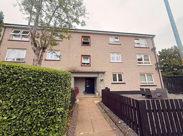 2 Bedroom Flat To Rent In Aurs Crescent, Glasgow, G78