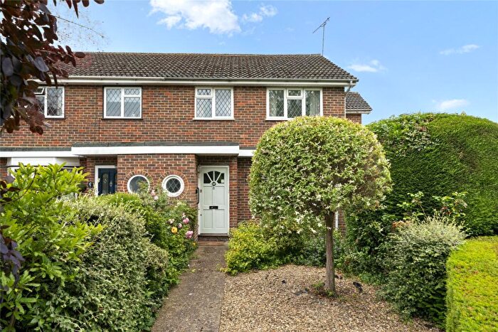 3 Bedroom End Of Terrace House For Sale In Cleves Close, Cobham, Surrey, KT11