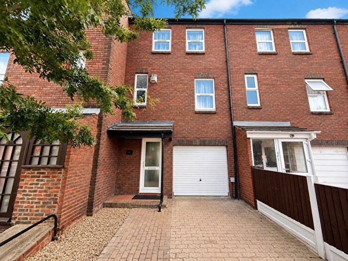3 Bedroom Town House For Sale In Parkway, Erith, DA18