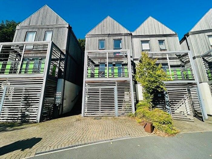 3 Bedroom Semi-detached House For Sale In Daisy Drive, West Bromwich, B71
