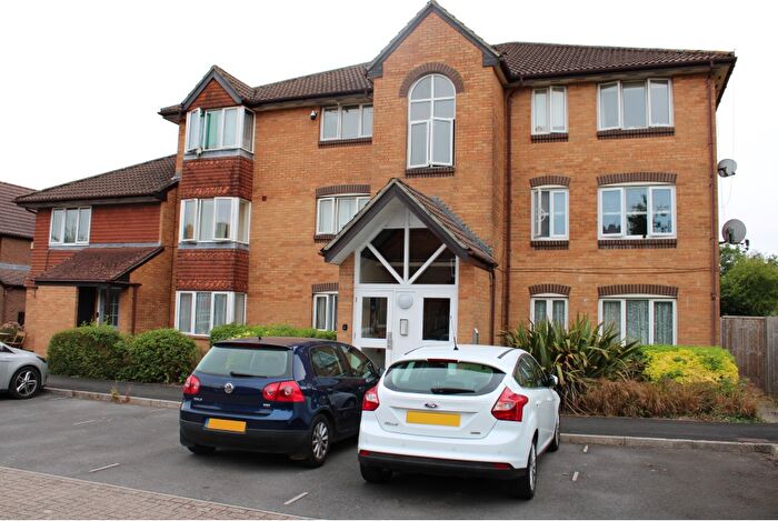 2 Bedroom Flat To Rent In Charing Close, Ringwood, BH24