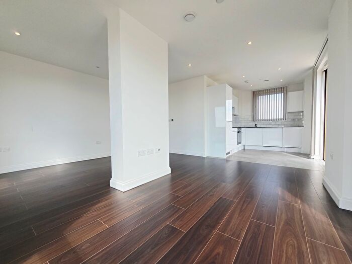 2 Bedroom Flat To Rent In Wellstones, Watford, WD17