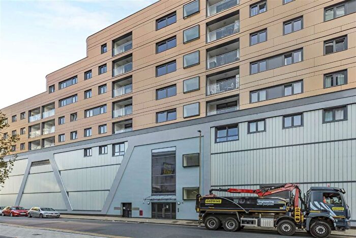 2 Bedroom Flat To Rent In Sesame Apartments, Battersea, SW11