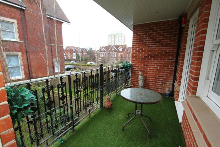 2 Bedroom Apartment For Sale In Buxton Road, Eastbourne, BN20