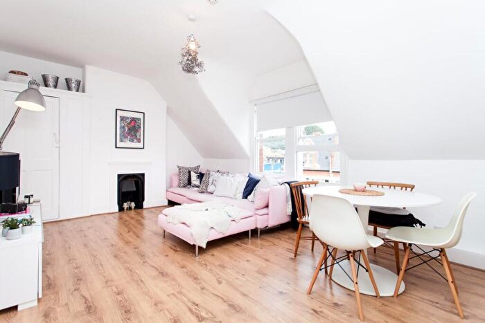 1 Bedroom Flat To Rent In Clissold Crescent, Stoke Newington, N16