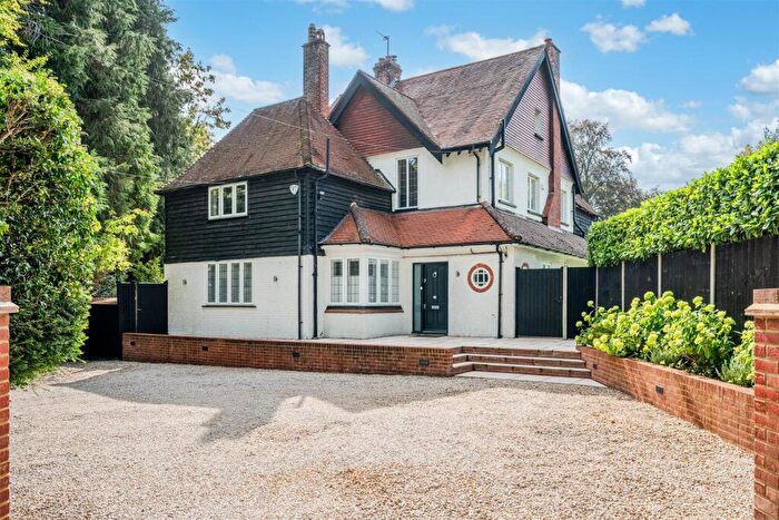 5 Bedroom Detached House For Sale In Hollymeoak Road, Coulsdon, CR5
