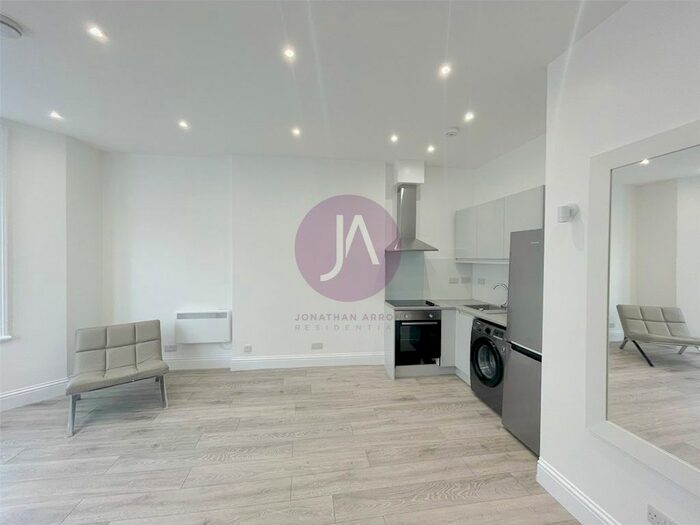 1 Bedroom Flat To Rent In Sinclair Gardens, Shepherds Bush, London, W14