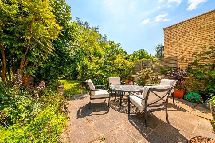 3 Bedroom Flat For Sale In Underhill Road, London, SE22