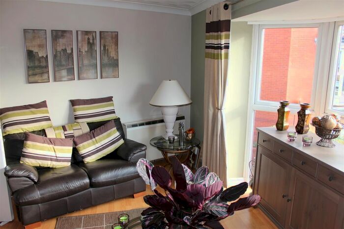 2 Bedroom Flat To Rent In Vancouver Quay, Salford, M50