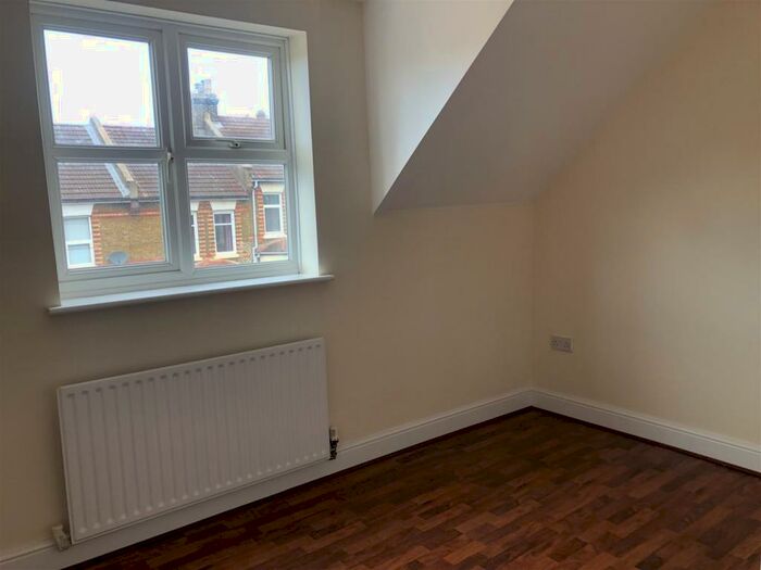 3 Bedroom Town House To Rent In Prospect Avenue, Strood, Rochester, ME2