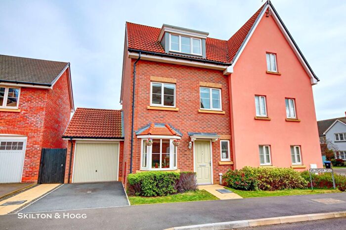 3 Bedroom Semi Detached House For Sale In Walsingham Drive, Daventry, NN11