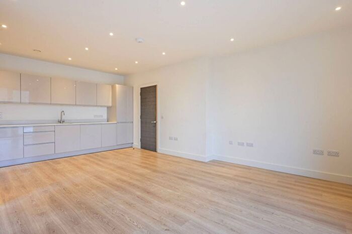 2 Bedroom Flat To Rent In Deauville Close, Canary Wharf, London, E14