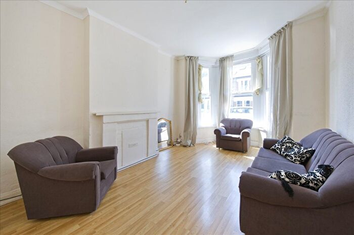 1 Bedroom Flat For Sale In Percy Road, Shepherd's Bush, W12