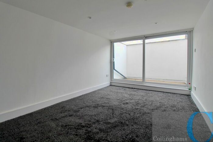 3 Bedroom Flat To Rent In Tooting Bec Road, London, SW17