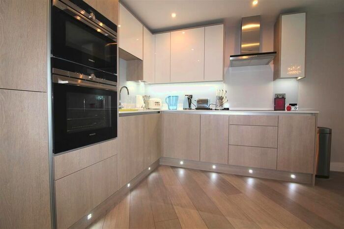 2 Bedroom Flat To Rent In Bridge Avenue, Maidenhead, SL6