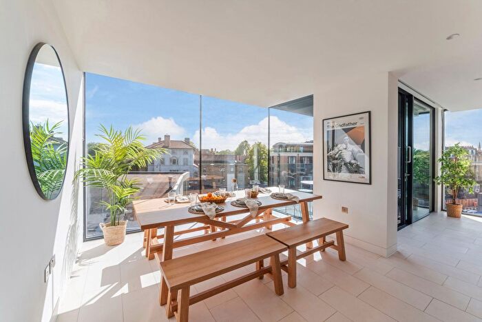 3 Bedroom Flat To Rent In Oval Road, Camden, NW1