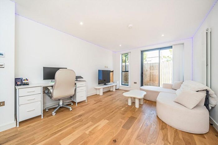 1 Bedroom Flat For Sale In Longley Road, Tooting, SW17