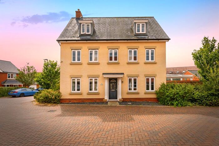 5 Bedroom Detached House For Sale In Cameron Crescent, Bedford, MK40