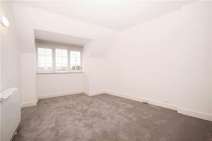 3 Bedroom Flat To Rent In Aldershot Road, Guildford, Surrey, GU2