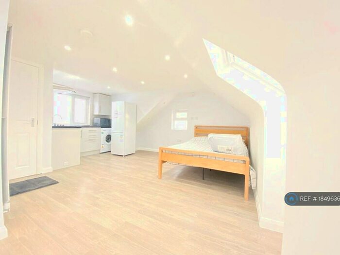 Studio To Rent In Villageway, Pinner, HA5